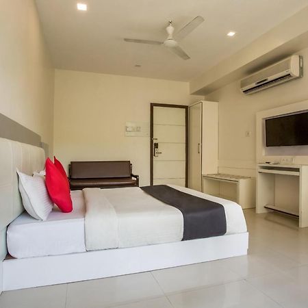 מומביי Capital O 35557 Hotel Aura מראה חיצוני תמונה