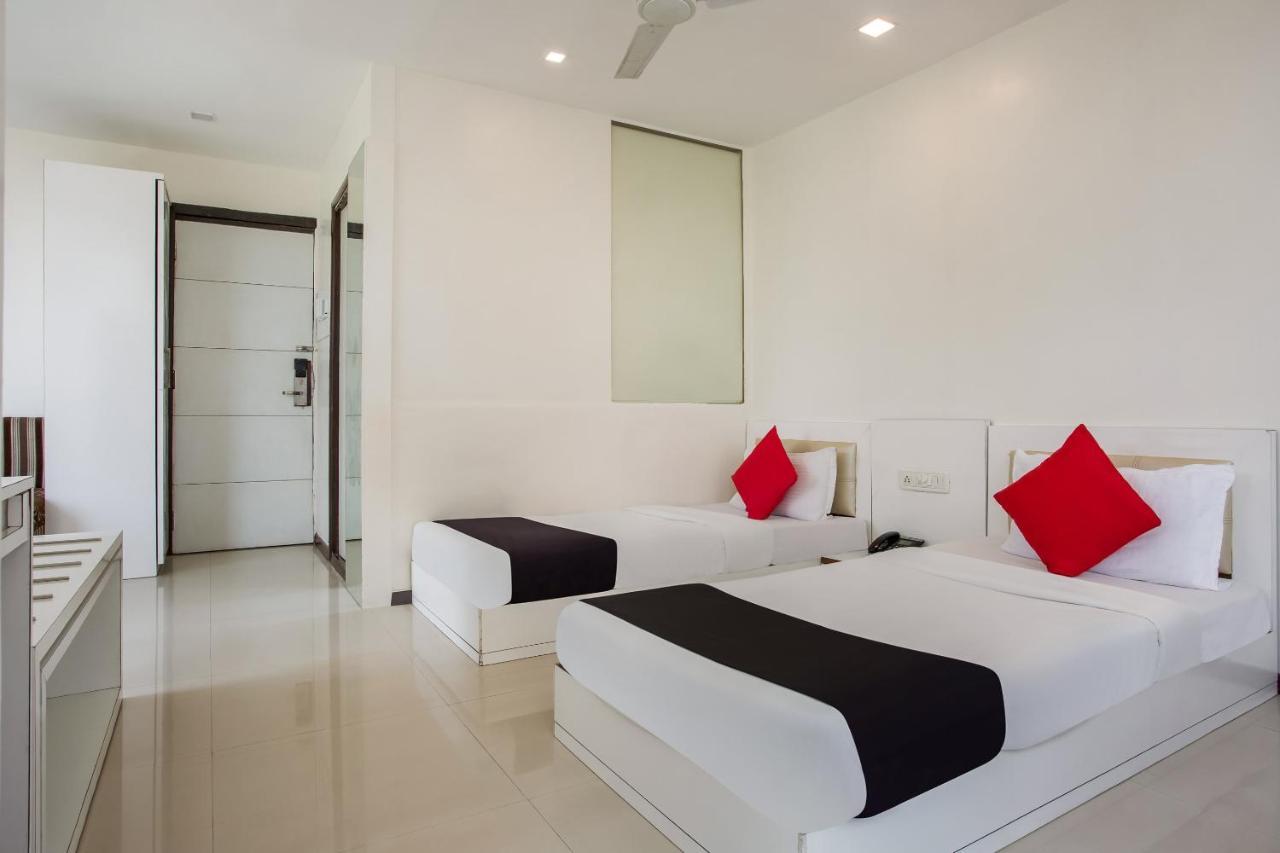 מומביי Capital O 35557 Hotel Aura מראה חיצוני תמונה